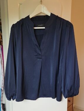 Banana Republic Preppy Navy Crepe V-Neck Volume Sleeve Blouse (Women’s S)